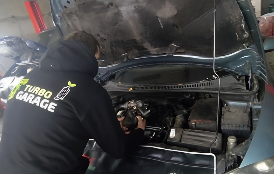 Співробітник "Turbo Garage" в процесі роботи