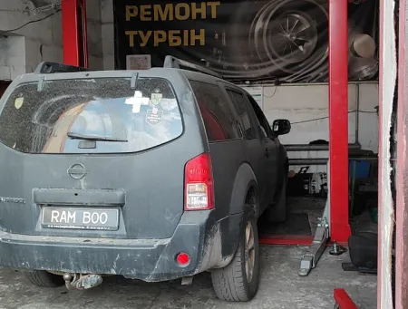 Автівка військових на ремонті